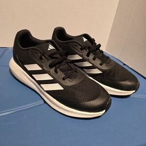 Adidas Youth Sneakers. Nearly New. Classic Black And White